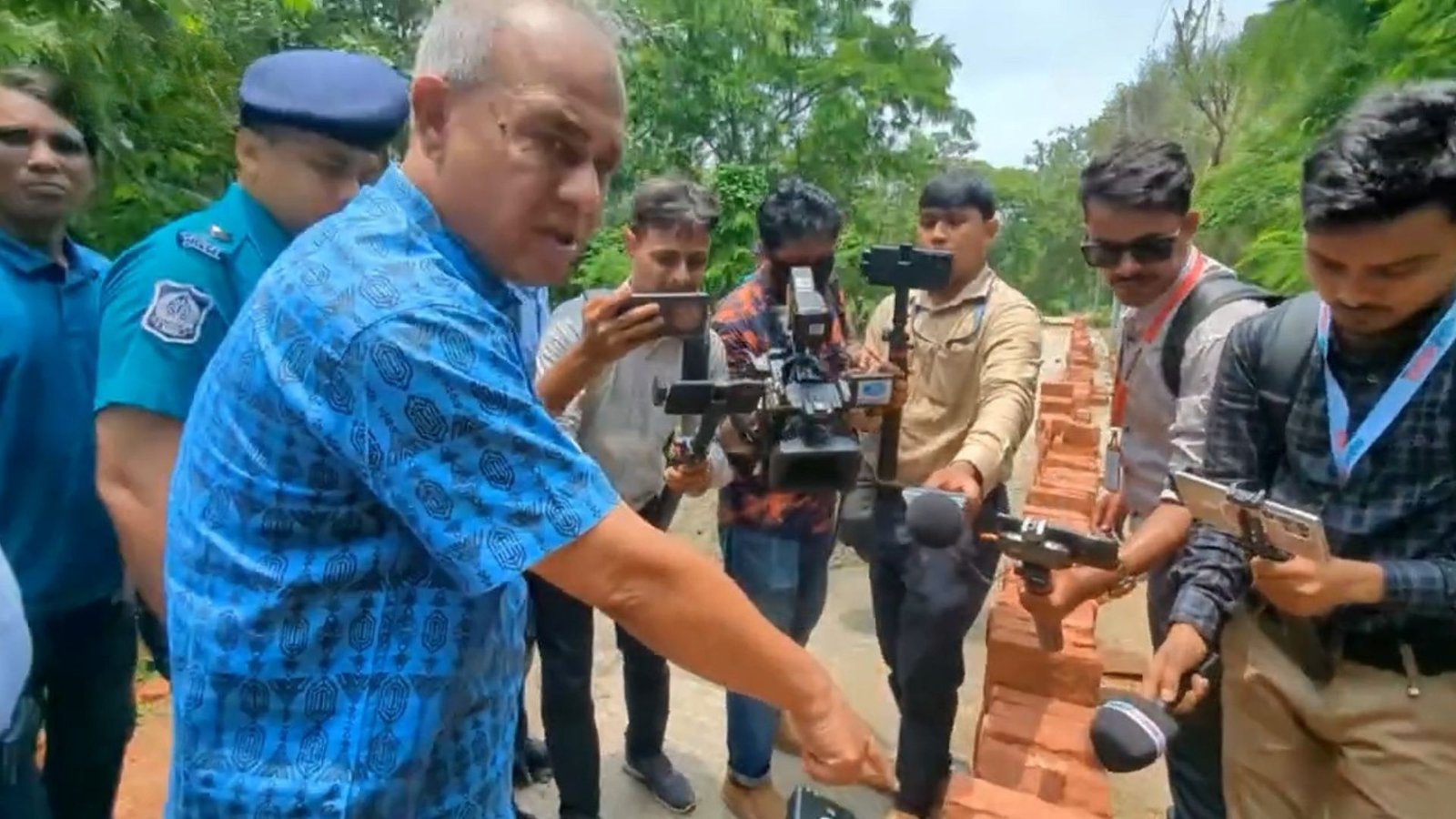শহীদদের গণকবরের ইটের মান নিয়ে আক্ষেপ স্বরাষ্ট্র উপদেষ্টার