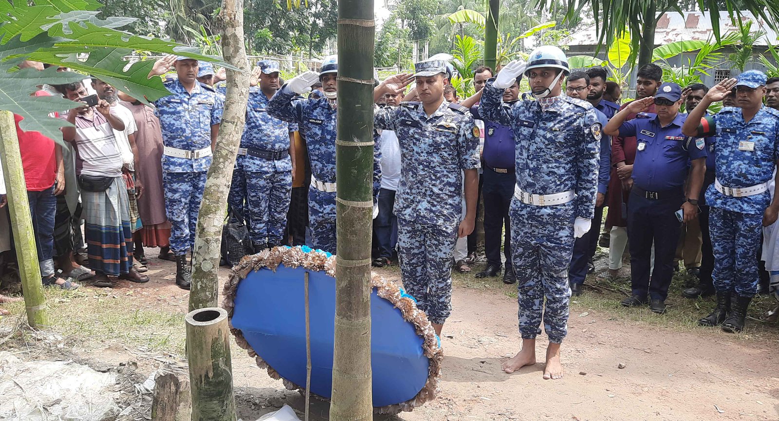 উত্তরায় বিমান বিধ্বস্তে নিহত বাগেরহাটের ফাতেমার কবরে বিমানবাহিনী প্রধানের শ্রদ্ধা