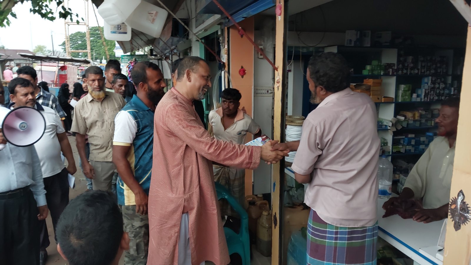 ফরিদপুরে বিএনপির মনোনয়ন প্রত্যাশী রাজা'র গণসংযোগ; সাধারণ মানুষের উচ্ছাস