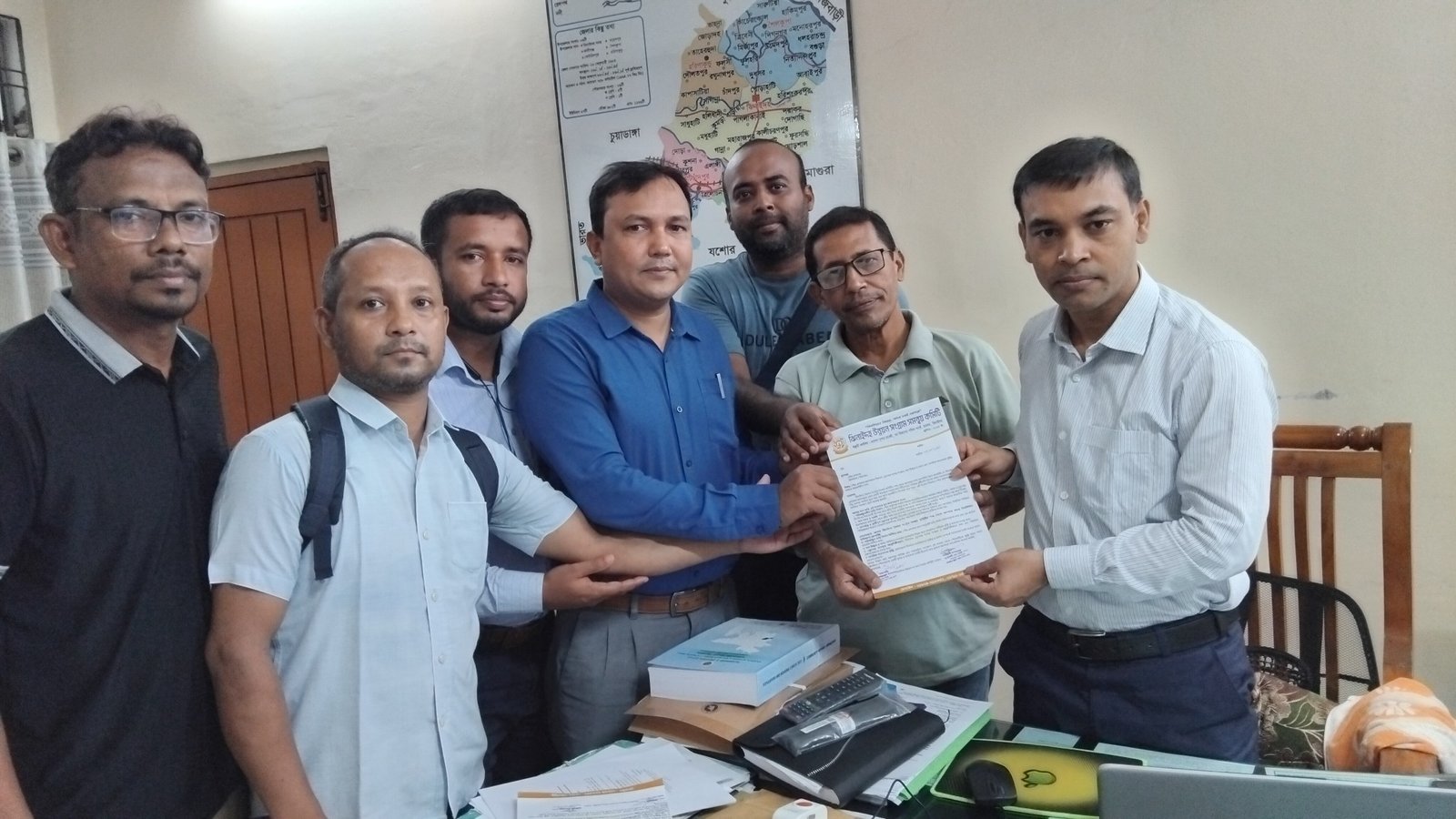 ঝিনাইদহ শহরের জলাবদ্ধতা নিরসনে পৌর প্রশাসক বরাবর স্মারকলিপি