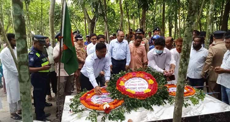 বাগেরহাটে শোক-শ্রদ্ধায় জুলাই শহীদদের স্মরণ, সমাধিস্থলে পুষ্পস্তবক অর্পণ