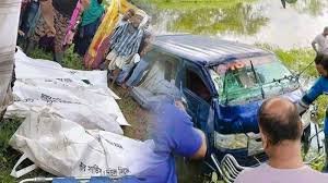 নোয়াখালীতে মাইক্রোবাস খালে পড়ে একই পরিবারের ৭ জনের মর্মান্তিক মৃত্যু