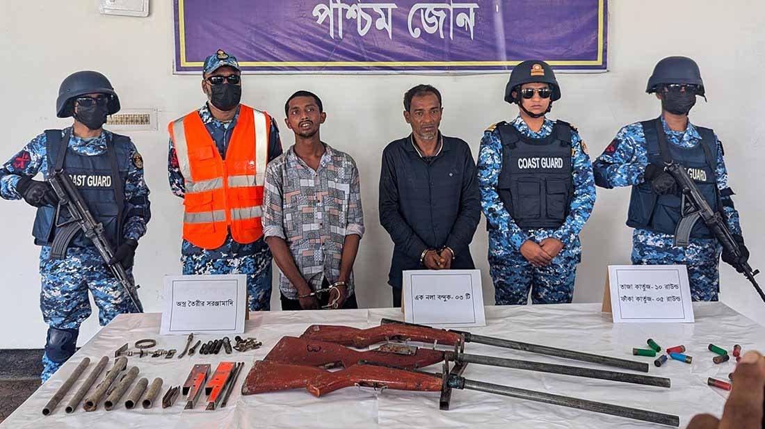 সুন্দরবন থেকে অস্ত্র ও গোলাবারুদসহ বনদস্যু আসাবুর বাহিনীর ২ সহযোগী আটক