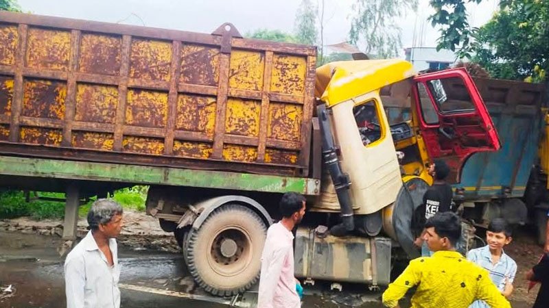 মিরসরাইয়ে দাঁড়িয়ে থাকা ড্রাম ট্রাকের পিছনে লরির ধাক্কা, হেলপার নিহত