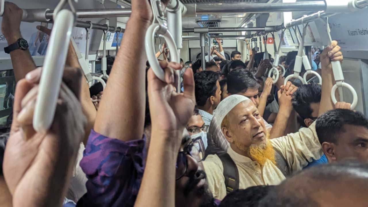 বৈদ্যুতিক ত্রুটির কারণে মেট্রোরেল চলাচল বন্ধ
