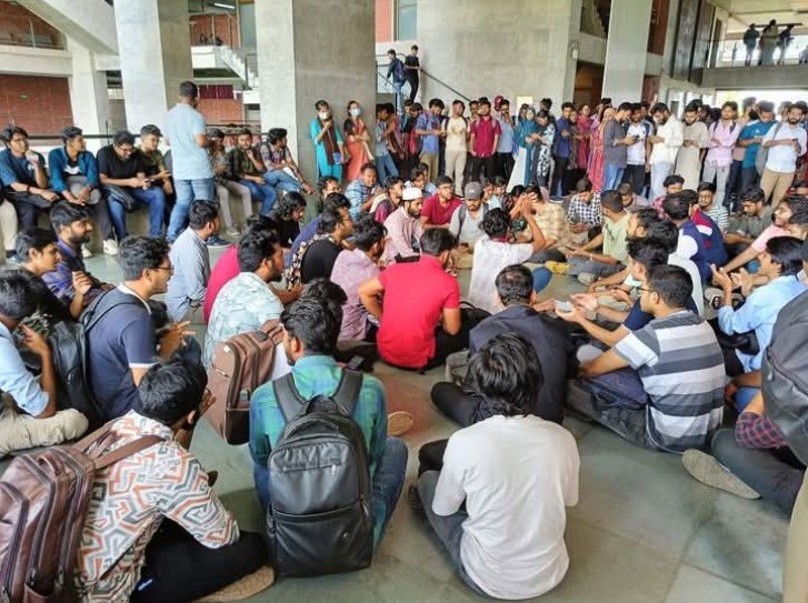 আন্দোলনের ঝড়ে ভেসে গেল ইউনাইটেড ইন্টারন্যাশনাল ইউনিভার্সিটির ভিসিসহ ১১ কর্মকর্তা