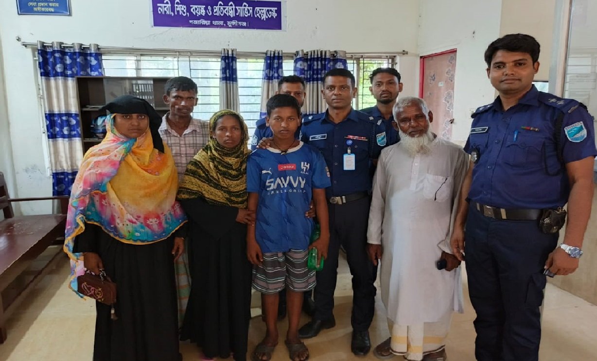 পুলিশের মানবিক উদ্যোগে তিন দিন পর মায়ের কোলে ফিরল নিখোঁজ কিশোর