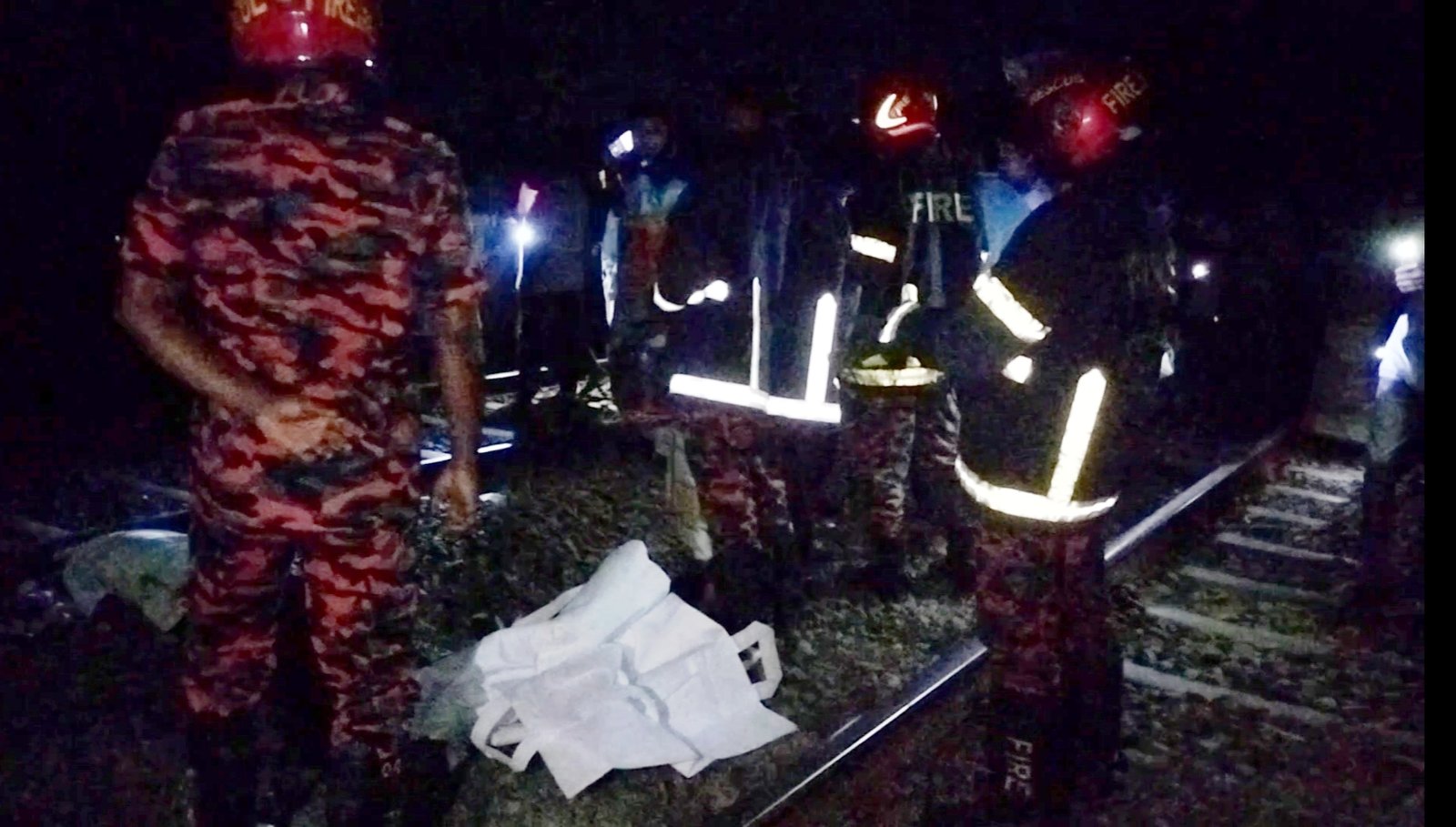 রেললাইনের পাশে পড়েছিল ব্যবসায়ীর গলাকাটা মরদেহ