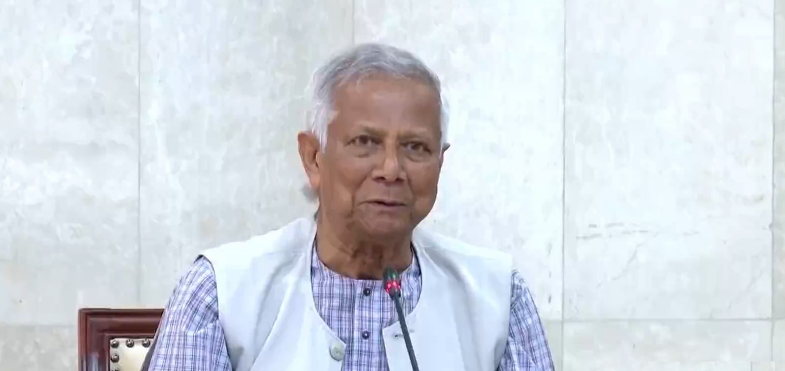 সেনাবাহিনীর প্রশংসায় প্রধান উপদেষ্টা