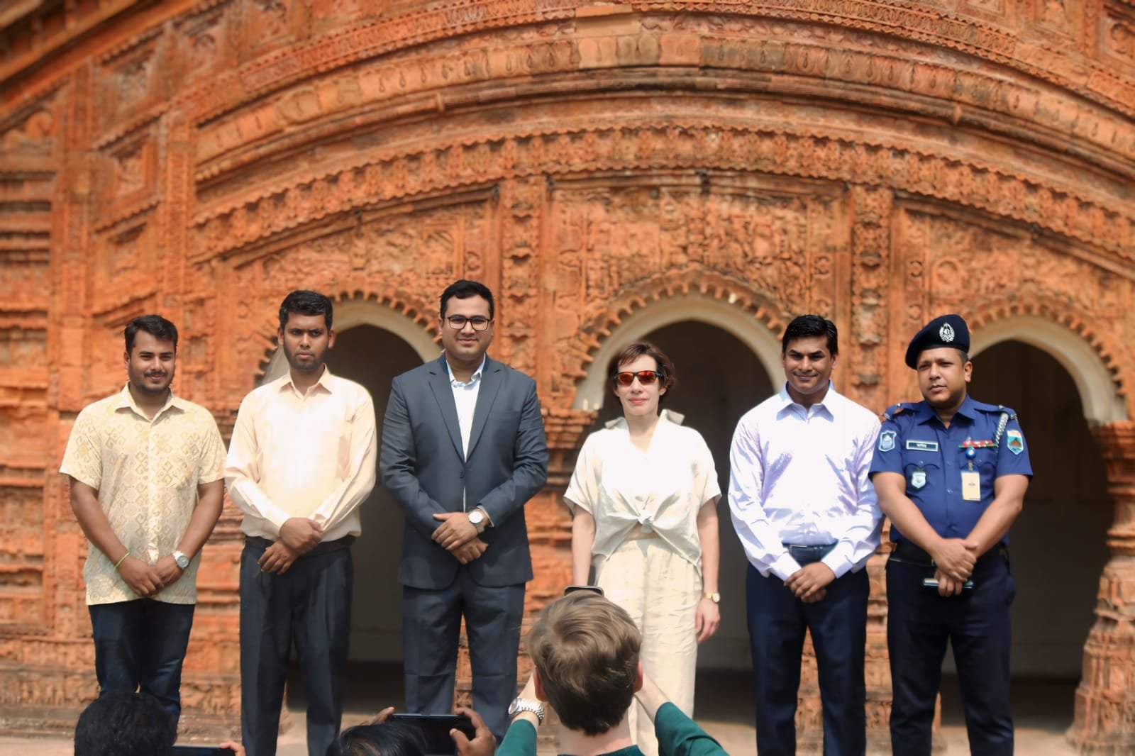 পুঠিয়া রাজবাড়ী পরিদর্শনে মার্কিন রাষ্ট্রদূত ট্রেসি অ্যান জ্যাকবসন