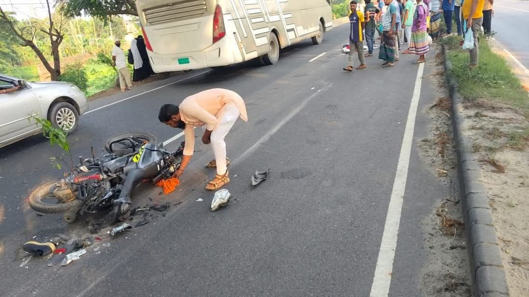অফিসে যাওয়ার পথে মোটরসাইকেল দুর্ঘটনায় চালক নিহত