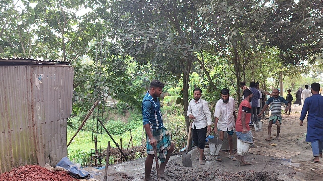 গজারিয়ায় জোরপূর্বক জায়গা দখল করে দেয়াল নির্মাণের অভিযোগ