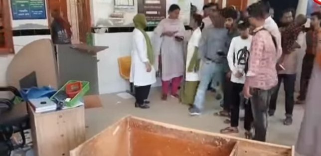 সাতক্ষীরায় সদর হাসপাতালে ভাঙচুর ও স্টাফ মারপিট