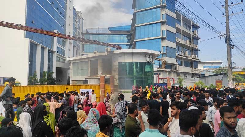 কর্ণফুলীতে বকেয়া বেতন পরিশোধের দাবিতে সড়ক অবরোধ-বিক্ষোভ
