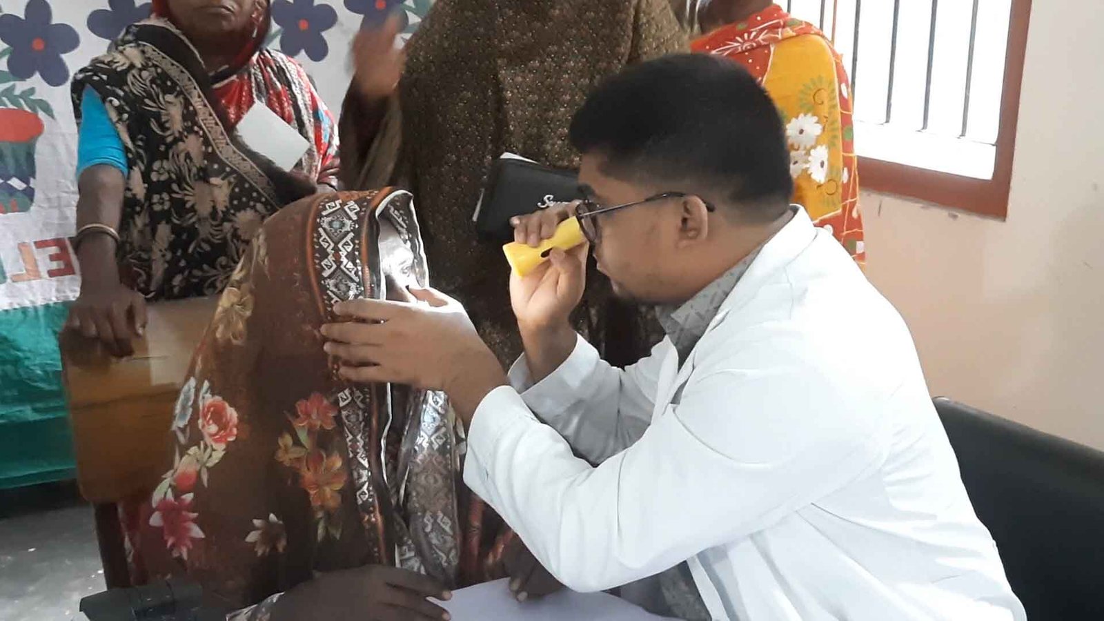 বাগেরহাটে বিনা মূল্যে চক্ষু চিকিৎসা পেলেন দুই শতাধিক রোগী