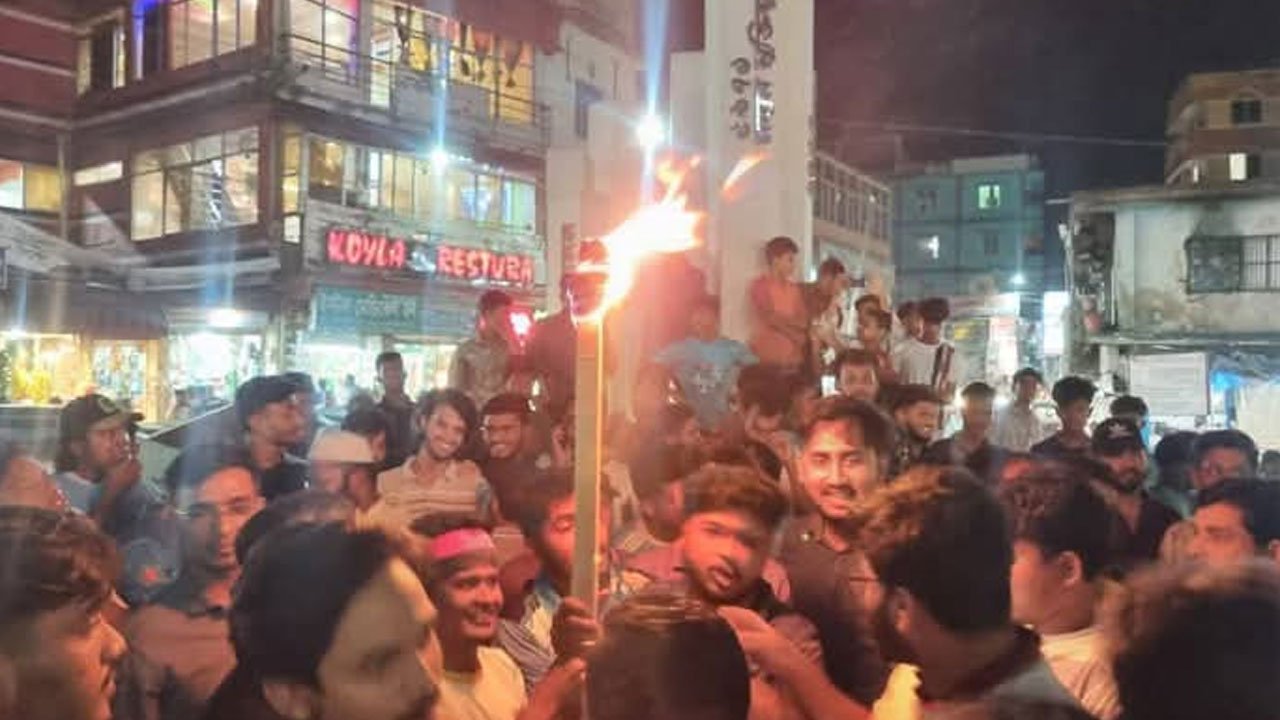 গাজীপুরে হামলার প্রতিবাদে দেবিদ্বারে এনসিপি নেতা হাসনাতের পক্ষে বিক্ষোভ মিছিল