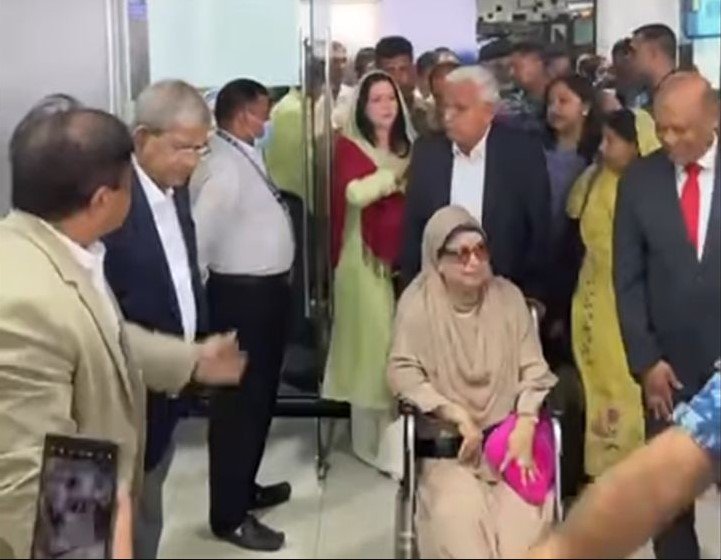 খালেদা জিয়াকে স্বাগত জানান মির্জা ফখরুল
