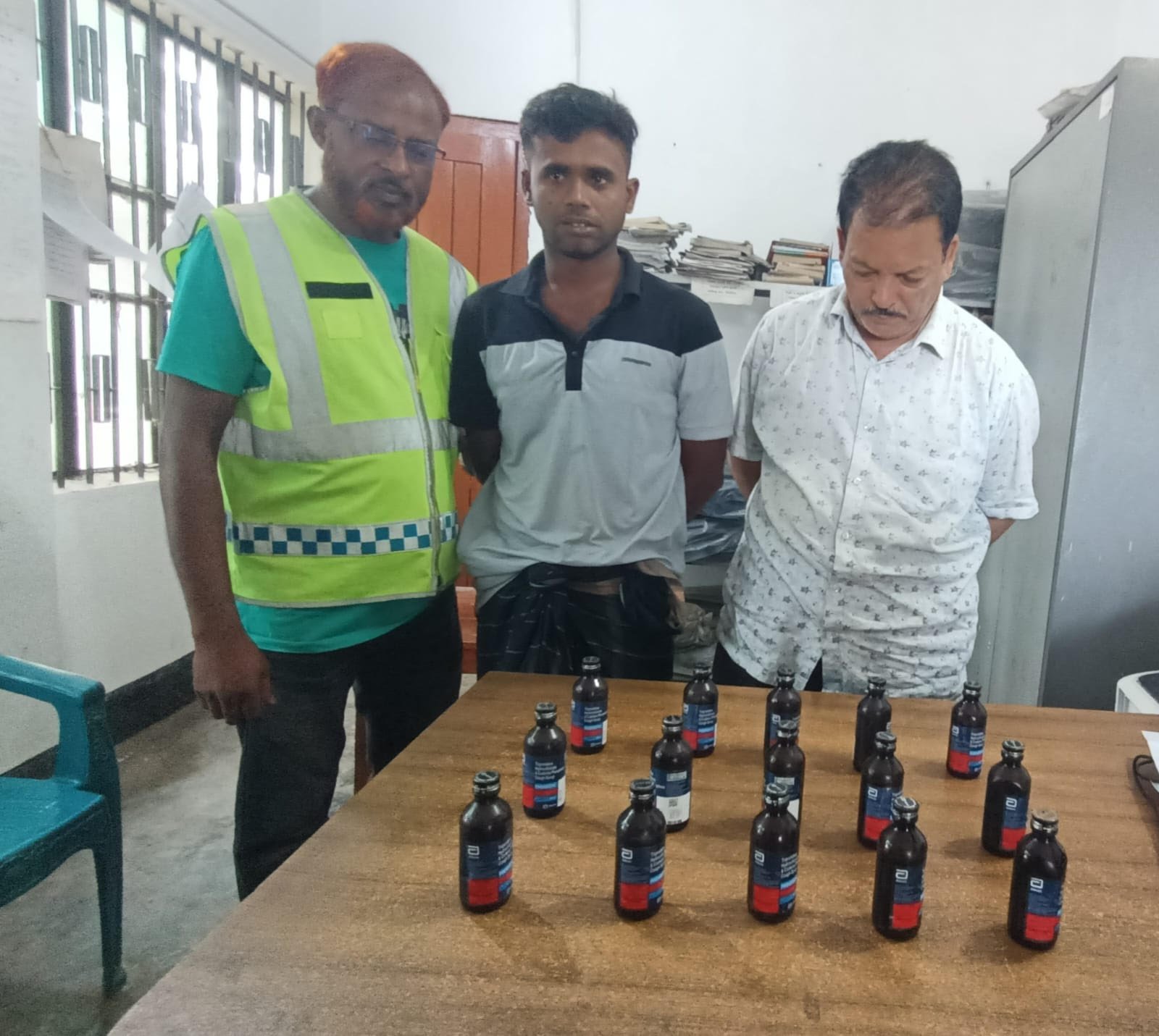 ১৫ বোতল ফেনসিডিলসহ আটক ২