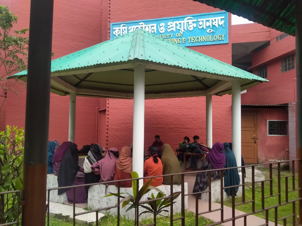 ইন্টার্নশিপ নিয়ে অনিশ্চয়তা: বাকৃবিতে কৃষি প্রকৌশল অনুষদে তালা