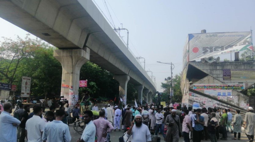 দ্বিতীয় দিনের শাহবাগ আন্দোলন: ছাত্র-জনতার স্লোগানে কাঁপছে চত্বর