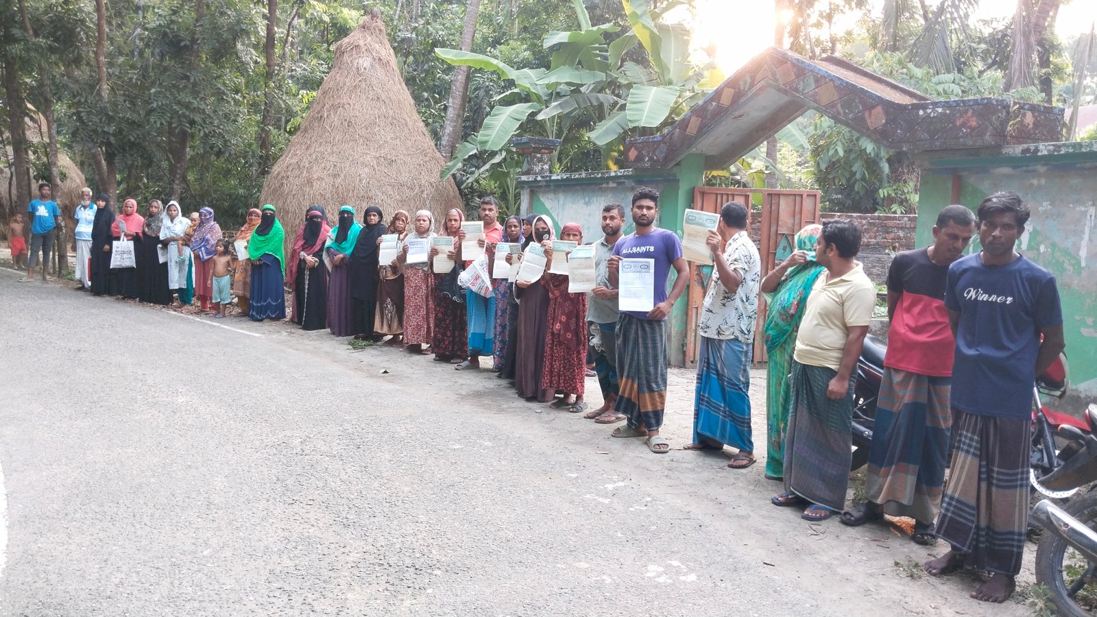 রাজাপুরে গ্রাহকের ১২ কোটি টাকা নিয়ে আত্মগোপনে এনজিও মালিকরা: মানববন্ধন ও বিক্ষোভ