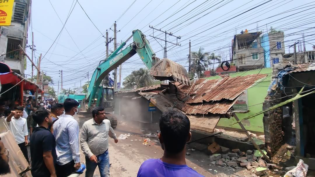 বাগেরহাটে মহাসড়কের পাশে অবৈধ স্থাপনা উচ্ছেদ