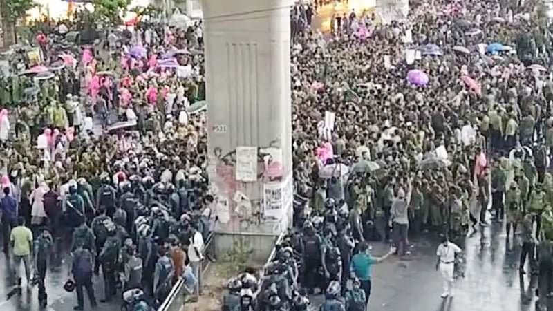 এক দফা দাবিতে নার্সিং কলেজ শিক্ষার্থীদের শাহবাগ অবরোধ