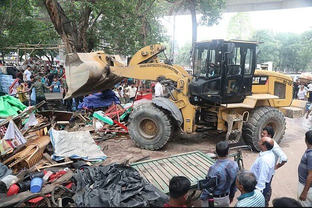 সোহরাওয়ার্দী উদ্যানের অবৈধ দোকান–স্থাপনা গুঁড়িয়ে দেওয়া হচ্ছে