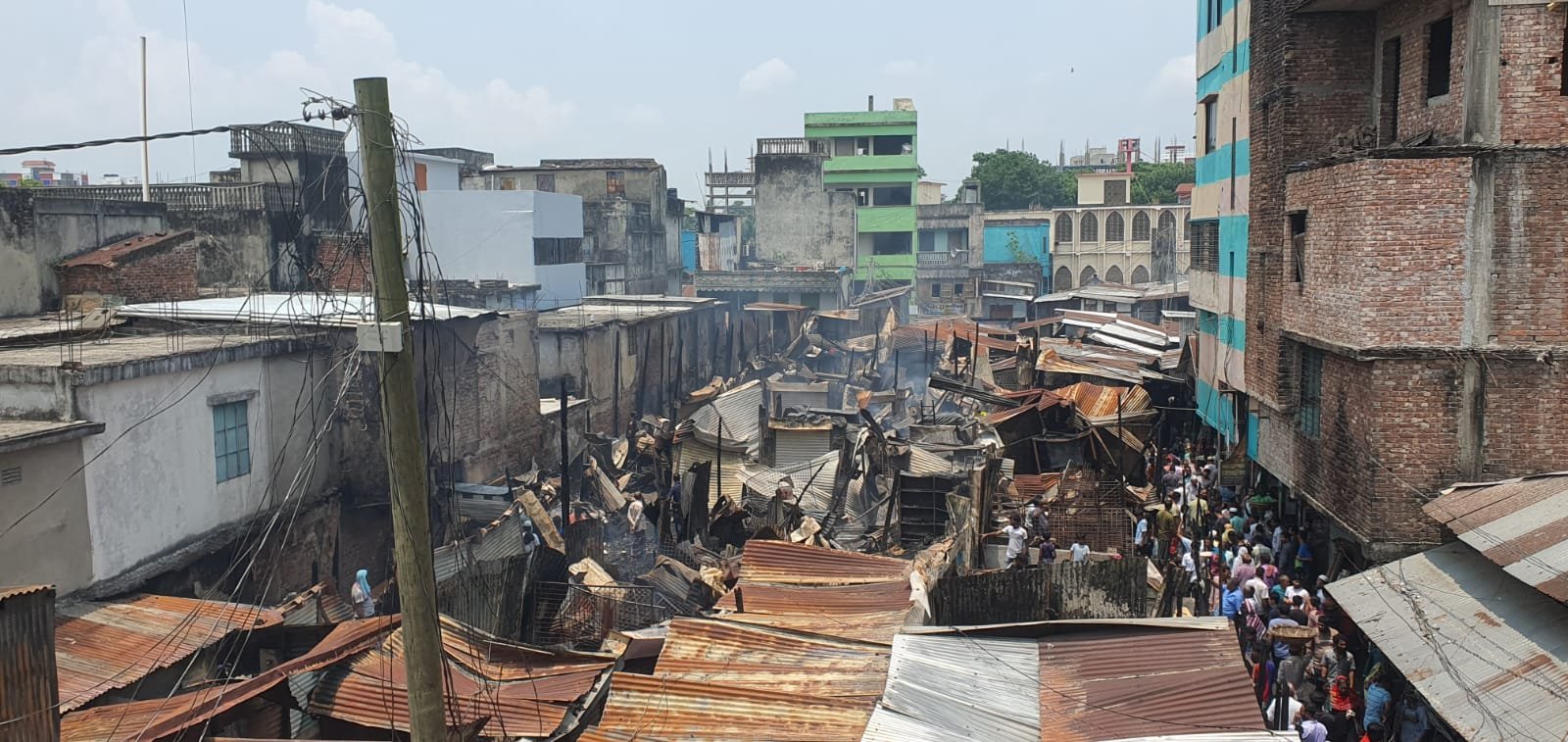 শ্রীনগর বাজারে আগুন, অর্ধশতাধিক দোকান পুড়ে ছাই পরিদর্শনে উপদেষ্টা আদিলুর রহমান
