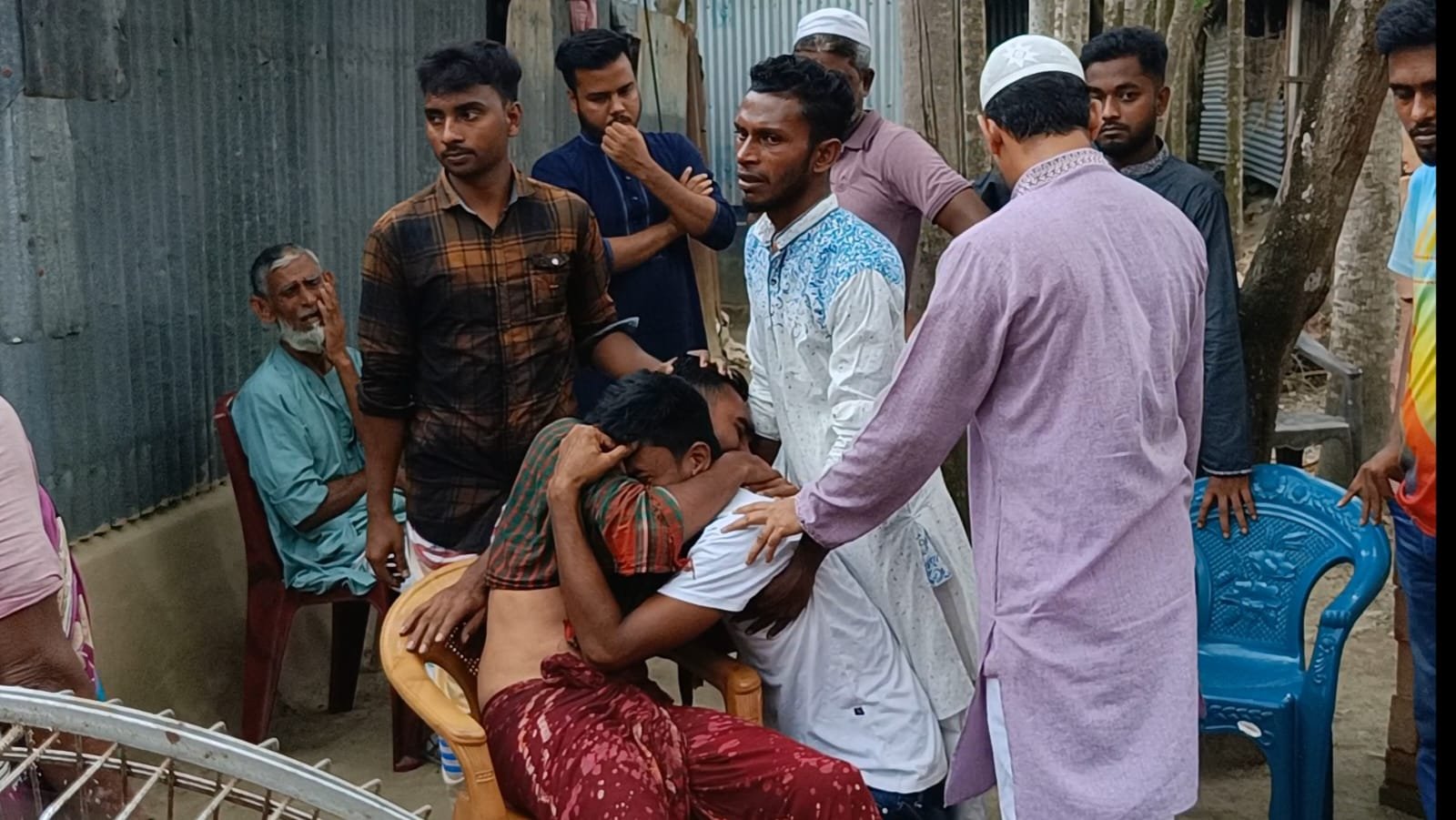 গাছে উঠতে গিয়ে পা পিছলে প্রাণ গেল দিনমজুরের