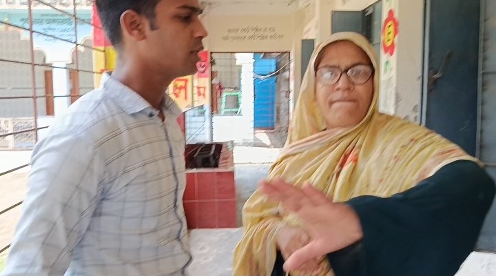 রাজাপুরে বিদ্যালয়ে অনিয়মের খোঁজ নিতে গেলে সাংবাদিকদের সঙ্গে শিক্ষিকার দুর্ব্যবহার