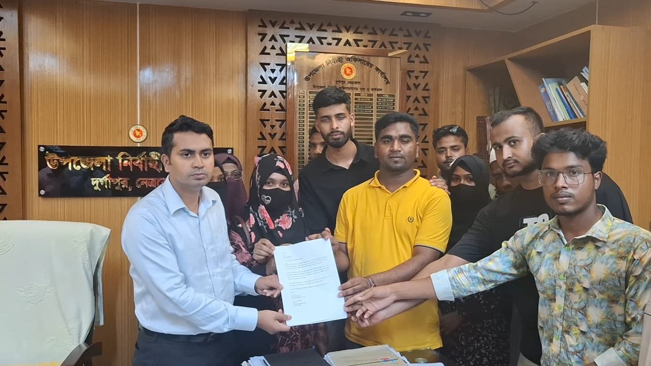 সুসং কলেজে ফি বৃদ্ধির প্রতিবাদে বিক্ষোভে উত্তাল শিক্ষার্থীরা