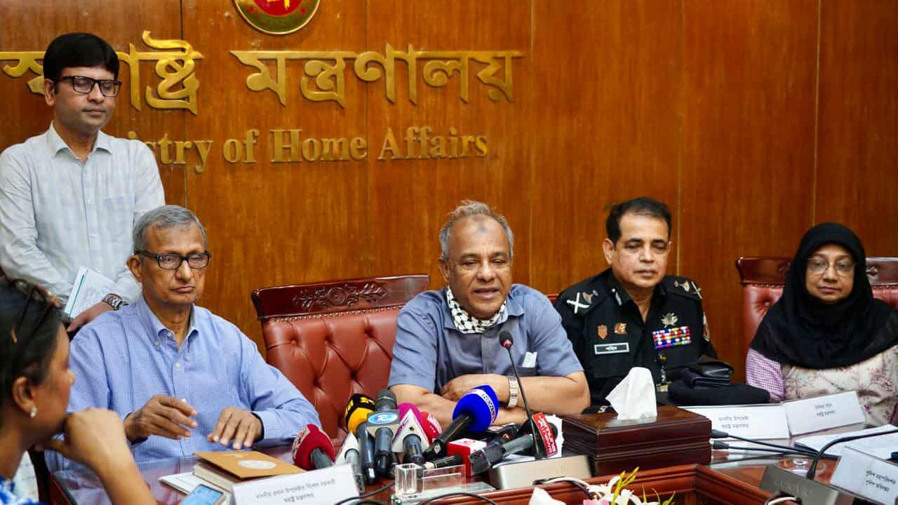 গার্মেন্টস শ্রমিকদের ঈদ বোনাস মে মাসেই, বেতন জুনের শুরুতে—স্বরাষ্ট্র উপদেষ্টা