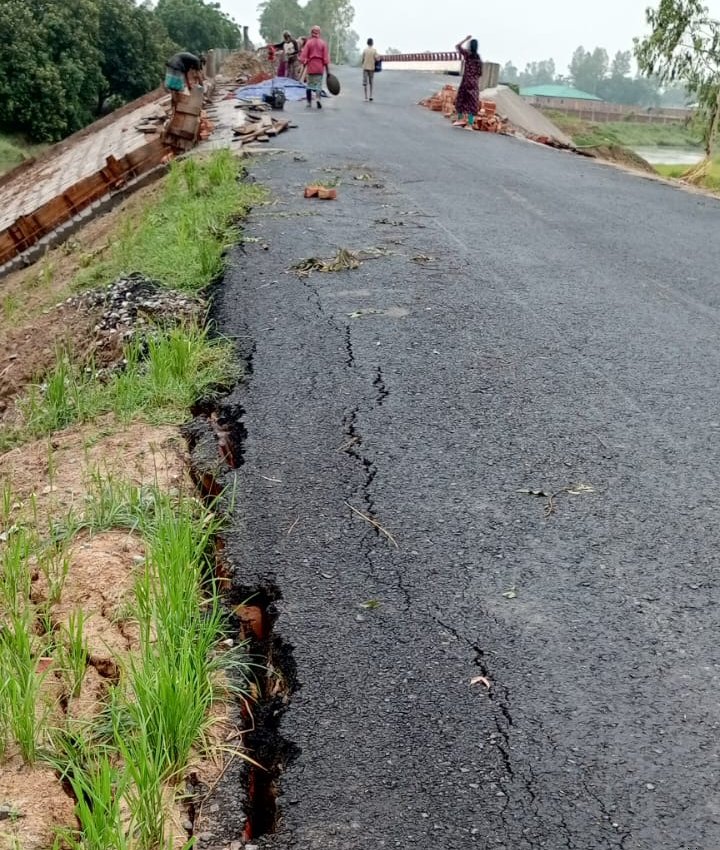 নির্মানাধীন সেতুর পাশে ভেঙে যাচ্ছে রাস্তা