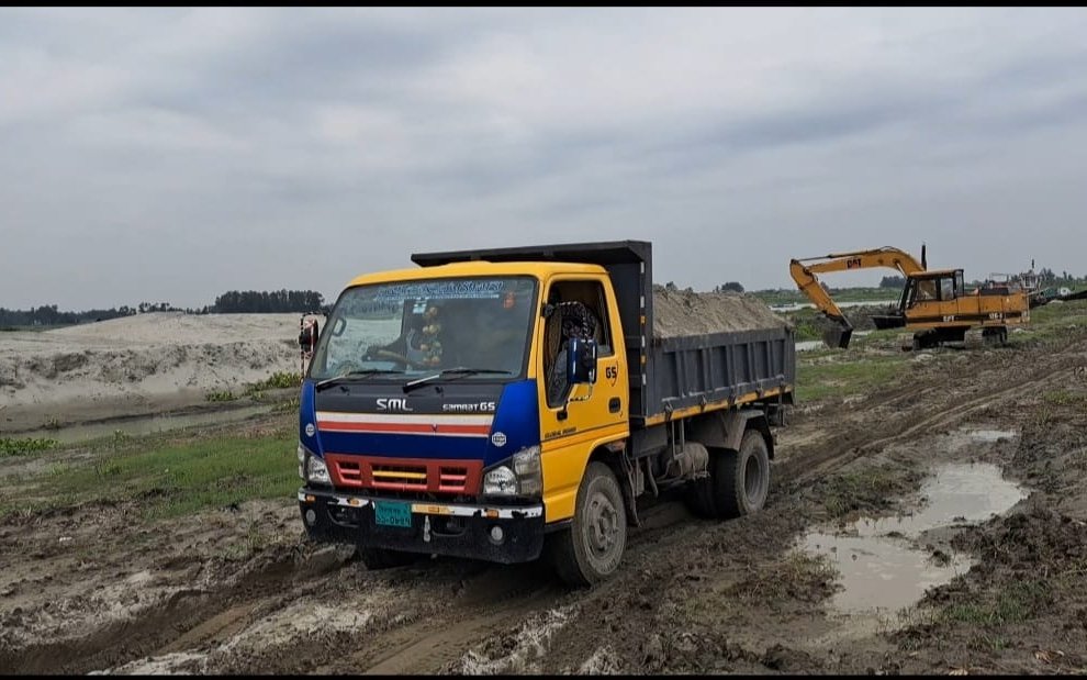বেড়ায় অনিয়মতান্ত্রিকভাবে বালু উত্তোলন ও বিক্রির অভিযোগ; নির্বিকার প্রশাসন