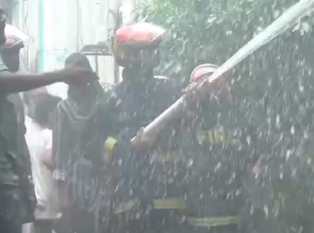 মুন্সীগঞ্জে পৌর মার্কেটের কফি শপে অগ্নিকাণ্ড, আতঙ্ক ছড়ায় আশপাশে