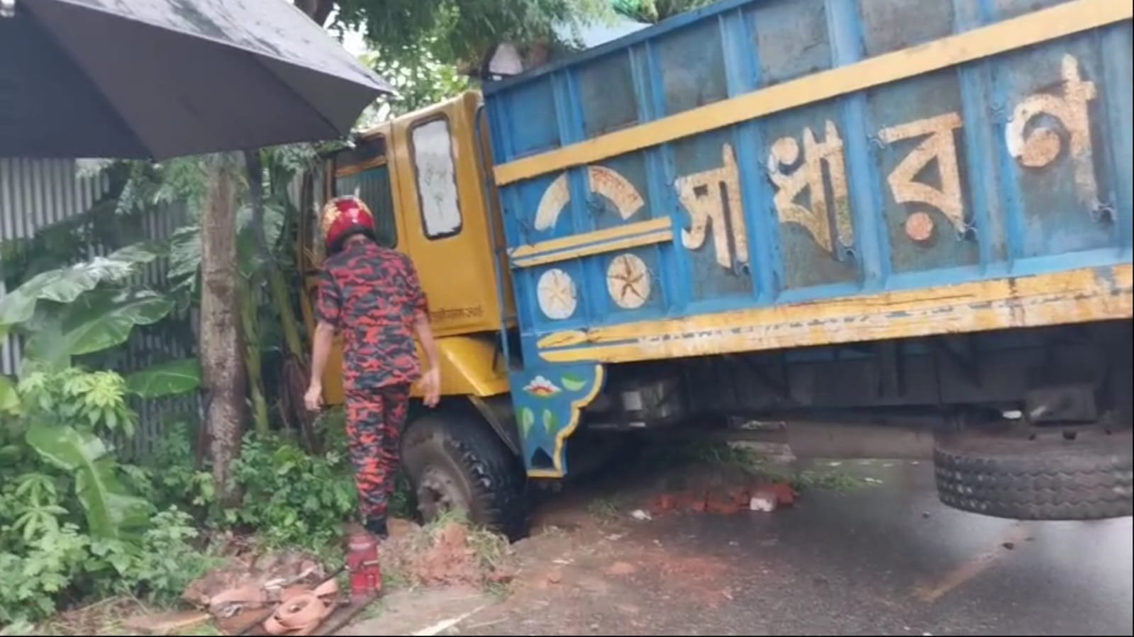 শ্রীনগর-দোহার সড়কে ট্রাক নিয়ন্ত্রন হারিয়ে আড়াআড়ি হয়ে আটকে যায়