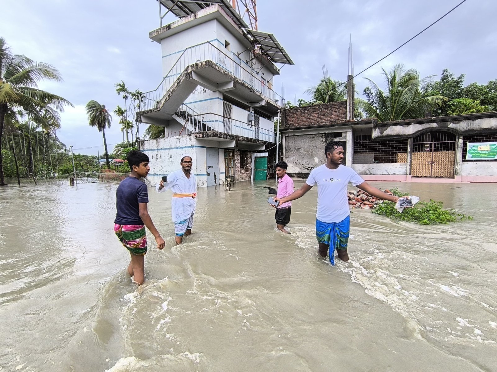 নোয়াখালীতে বৃষ্টি ও জোয়ারের পানিতে দুর্ভোগ-আতঙ্ক, ২৮৫ মিলিমিটার বৃষ্টিপাত রেকর্ড