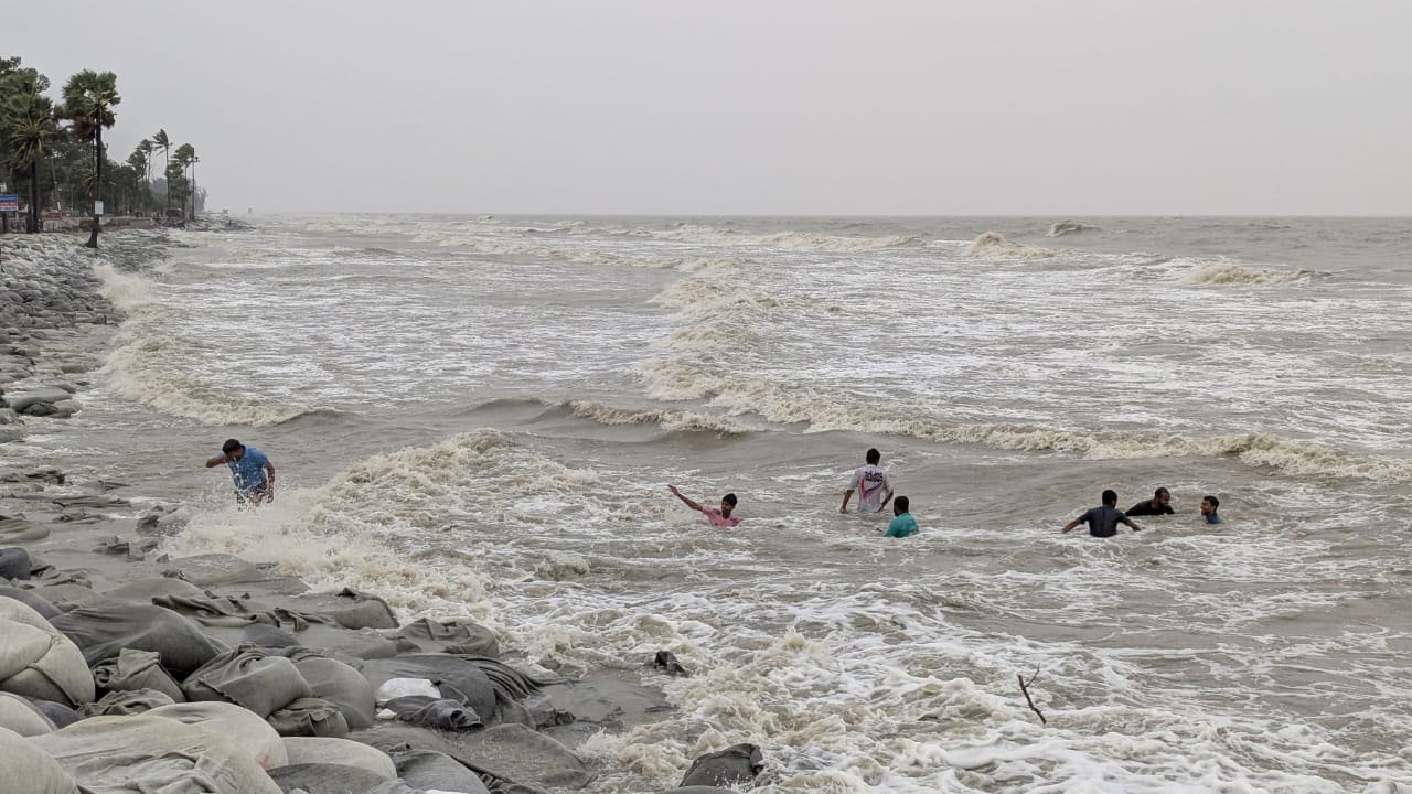 নিম্নচাপটি দুর্বল হলেও এখনো উত্তাল বঙ্গোপসাগর