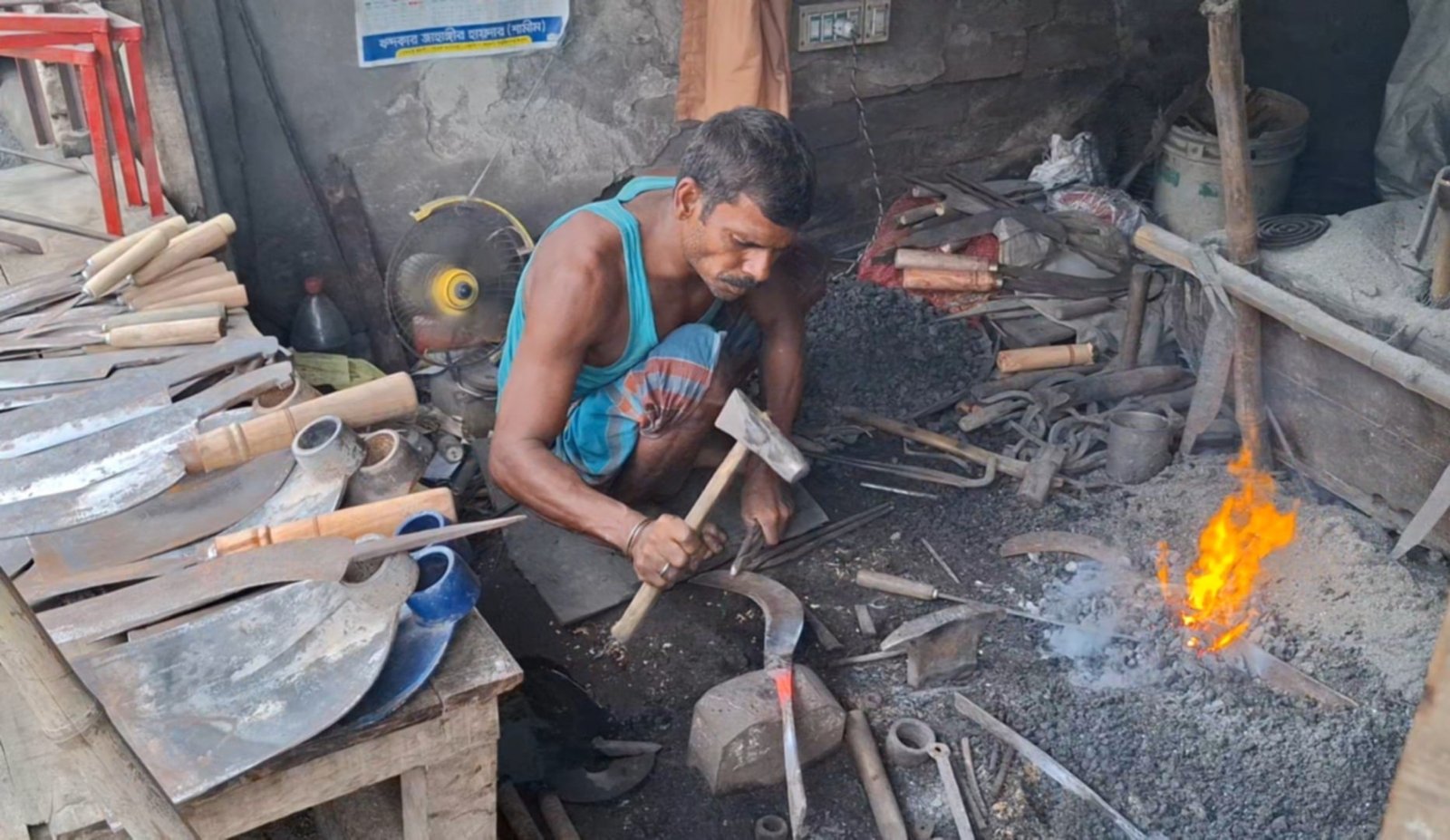 হারিয়ে যাচ্ছে কামার শিল্পের টুংটাং শব্দ