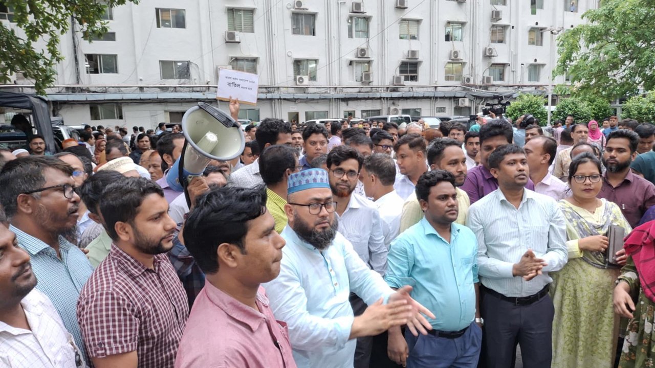 তিন উপদেষ্টার কাছে স্মারকলিপি দিলেন সচিবালয়ের কর্মচারীরা