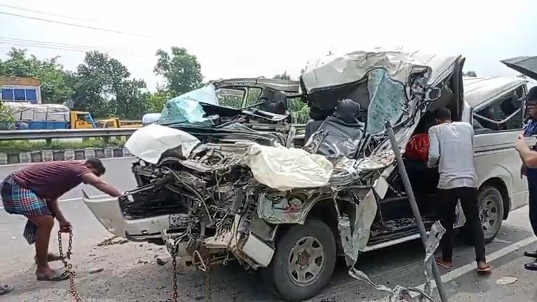 টাঙ্গাইলে ট্রাকের পেছনে মাইক্রোবাসের ধাক্কায় বাবা ও দুই ছেলে নিহত