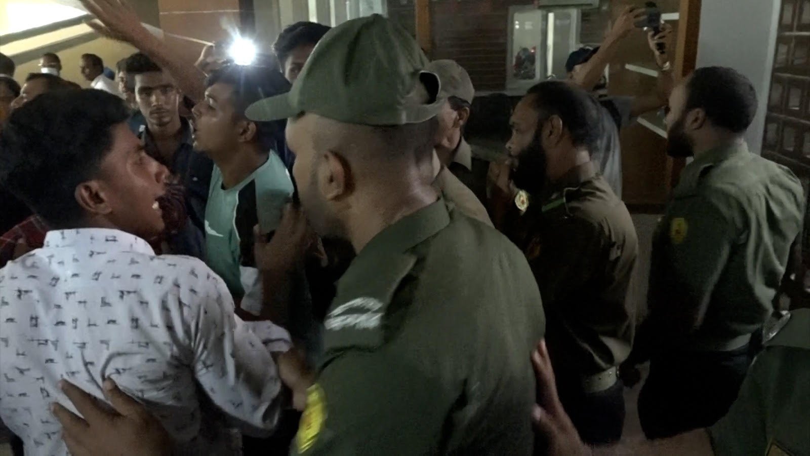 শিক্ষার্থীদের বিক্ষোভের সংবাদ সংগ্রকালে যশোর শিক্ষাবোর্ড কর্মচারীদের হাতে সাংবাদিক লাঞ্চিত