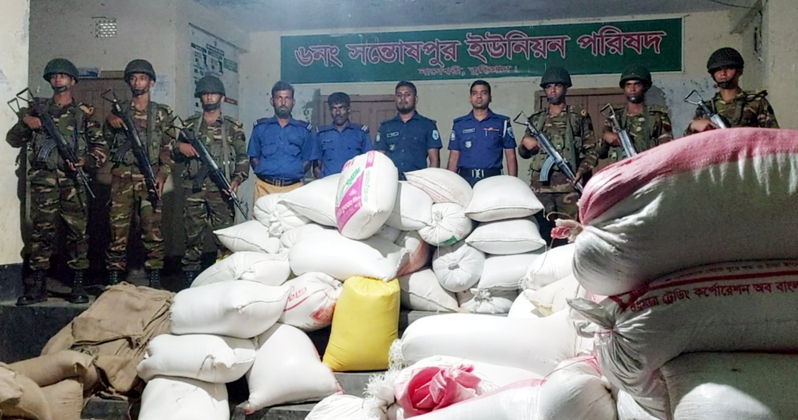 কুড়িগ্রামের সন্তোষপুর ইউনিয়নে অভিযান চালিয়ে সাড়ে ৭ মে. টন সরকারি চাল জব্দ করেছে সেনাবাহিনী