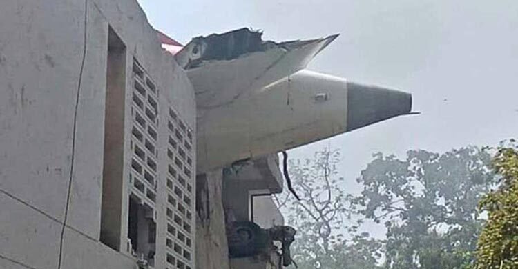 মেডিকেলের ছাত্রাবাসে বিধ্বস্ত হয় প্লেনটি