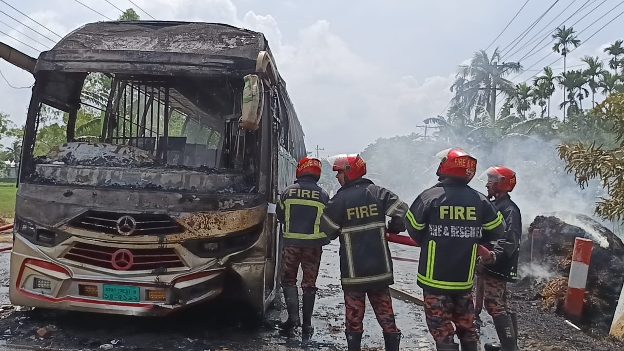 শেরপুরে বাসের ধাক্কায় সাবেক সেনা সদস্য নিহত, বাসে আগুন