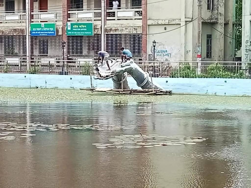নজরুল বিশ্ববিদ্যালয়ের বন্ধ ক্যাম্পাসে ভাঙ্গা হচ্ছে ভাস্কর্য 'অঞ্জলি লহ মোর'