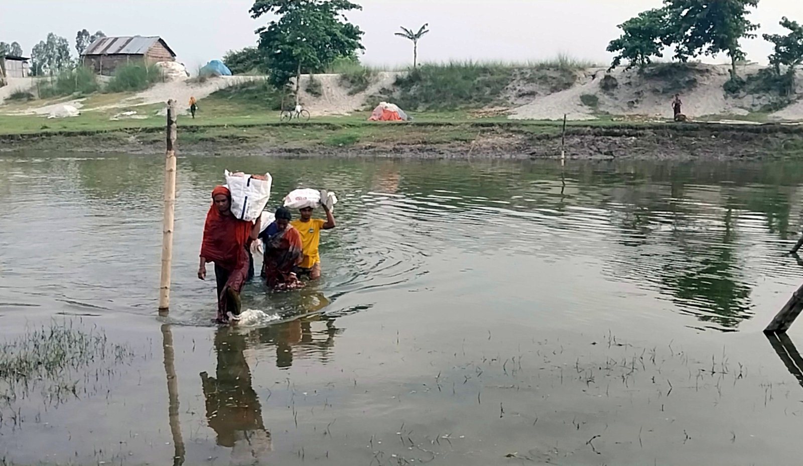 সাঁকো ভেঙে পড়ায় বুক পানিতে চলাচল