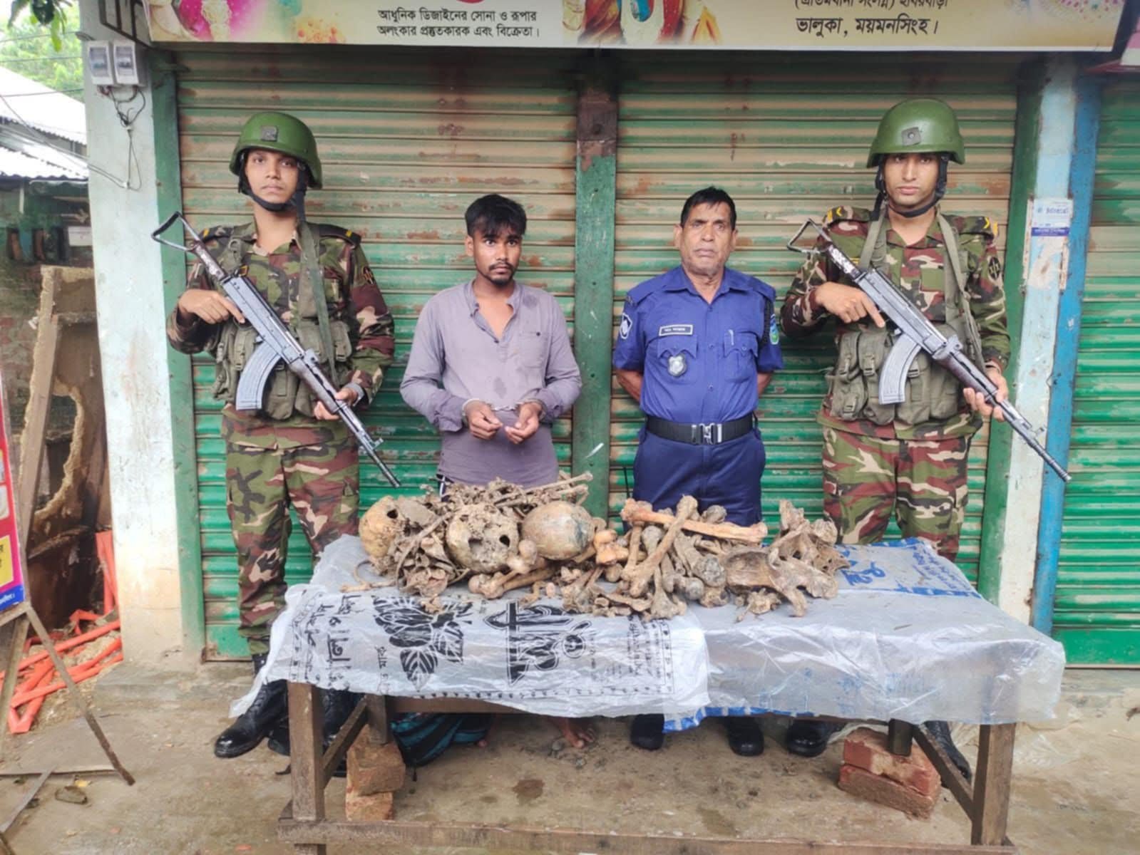 স্কুল ব্যাগ থেকে মানুষের কঙ্কাল উদ্ধার, আটক এক