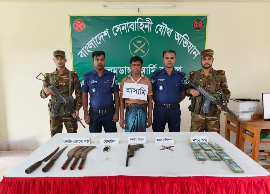 চুয়াডাঙ্গা সেনা অভিযানে অস্ত্রগুলিসহ অবৈধ অস্ত্র ব্যবসায়ী আটক